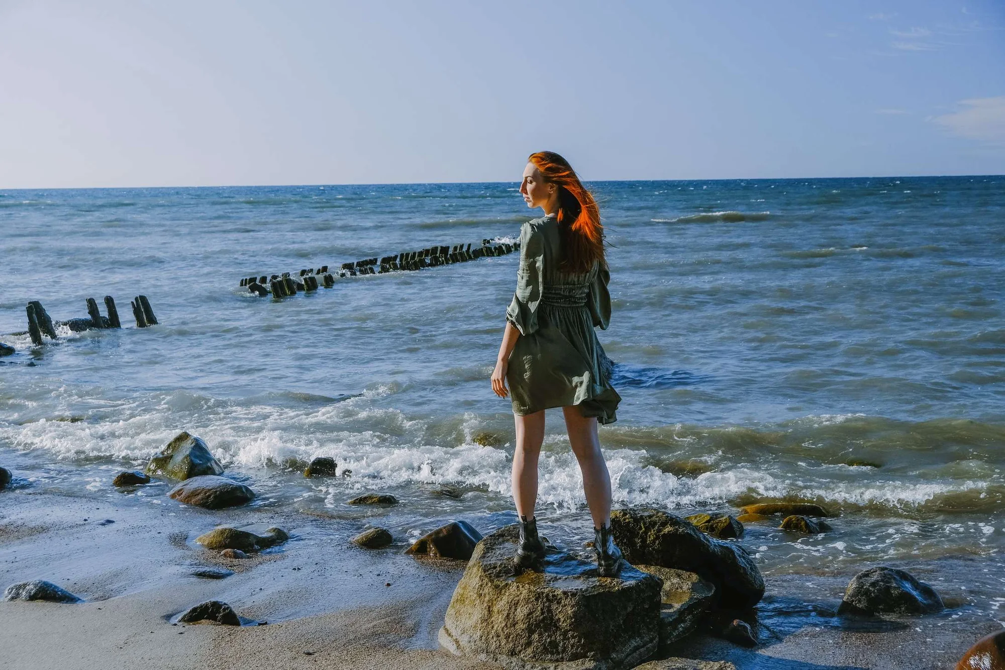 Июль — месяц, когда у моря можно просто сидеть, и этого достаточно. Суетиться за вас будут чайки