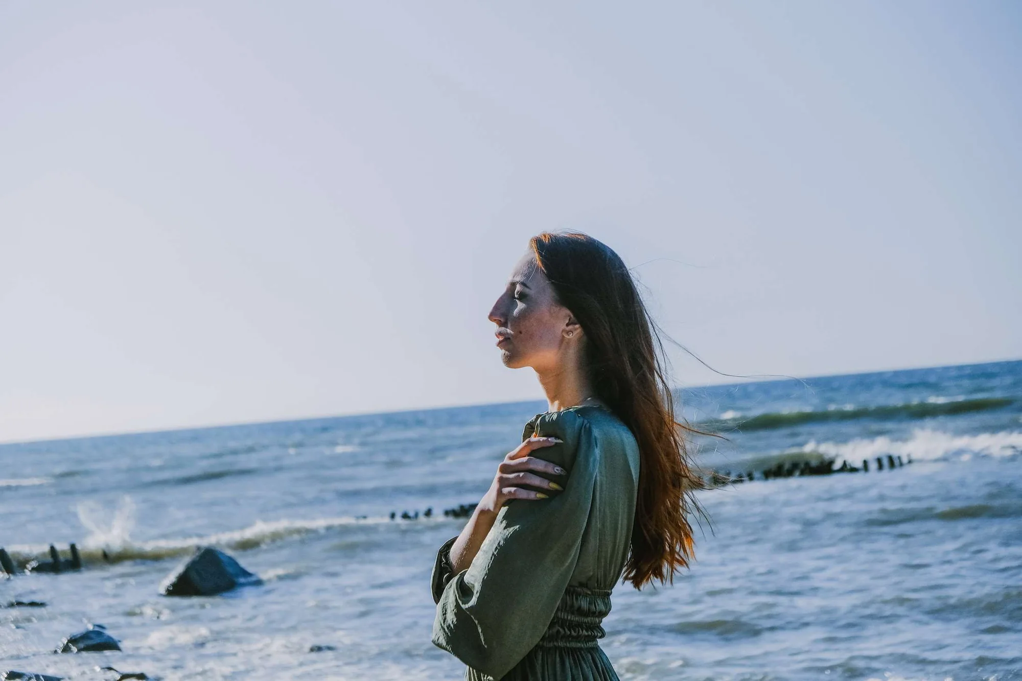 У каждого берега здесь свой ветер: на одном хочется купаться, на другом — стоять, обняв себя за плечи, и смотреть. Фото: Настя Шафранова